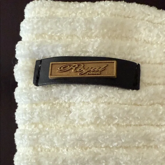 Royal Cozy and Soft Cream Knit Pom-Pom Beanie - Picture 2 of 4